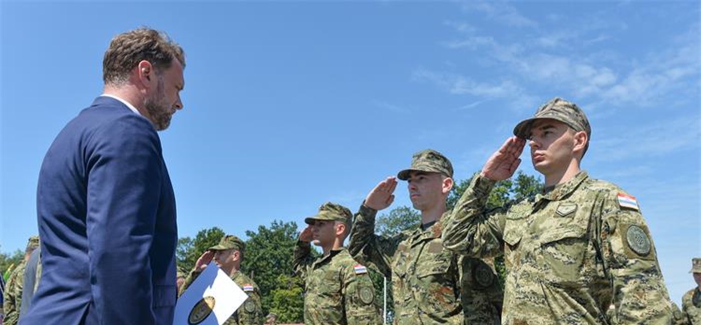 Banožić uručio 54 ugovora o vojničkoj službi